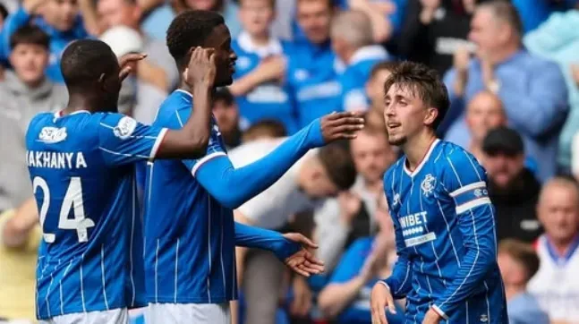 Rangers goleia Celtic no Old Firm 